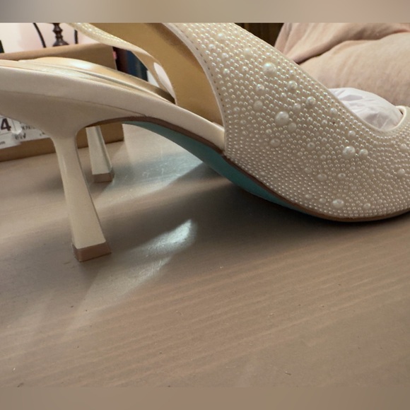 Betsey Johnson Women's Clark Pump, Ivory, 9.5 Wide- wore once basically new - Picture 7 of 11